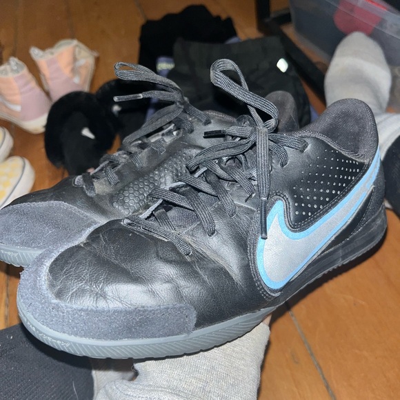 Indoor soccer shoes - Picture 1 of 2